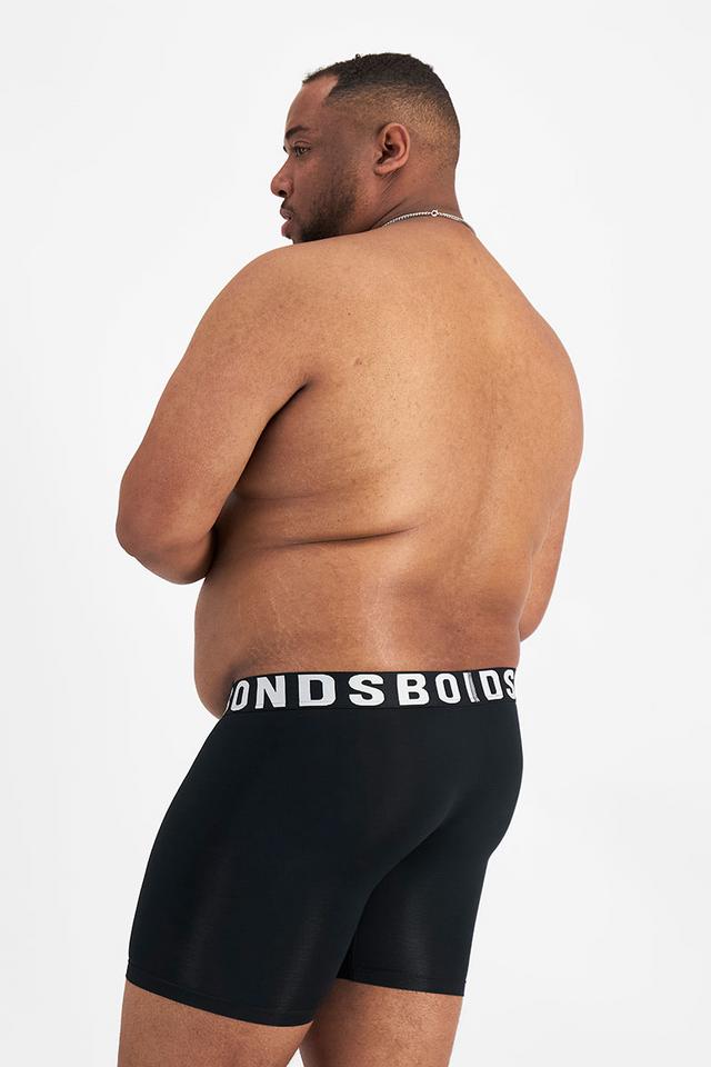 Jonathan (He/Him) wears size XL and is 183cm tall with 124cm chest and 107cm waist