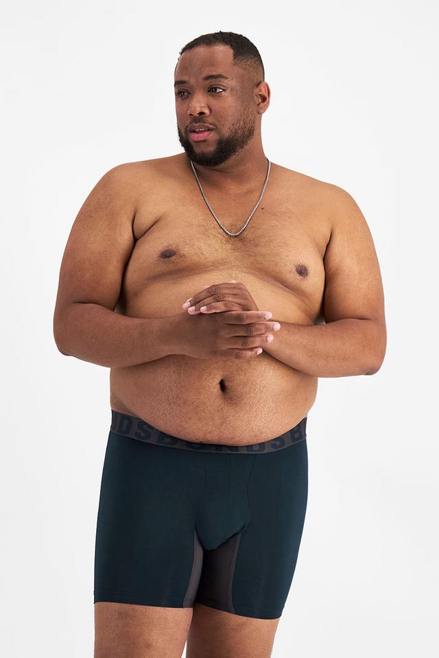 Jonathan (He/Him) wears size XL and is 183cm tall with 124cm chest and 107cm waist