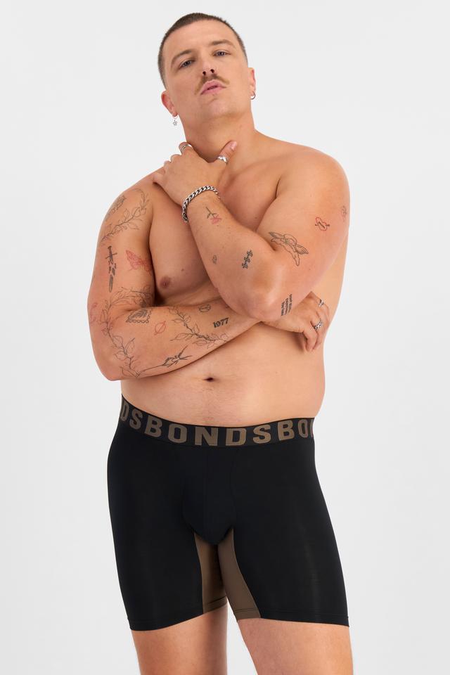 Jake (He/Him) wears size XL and is 195cm tall with 115.57cm chest and 106.68cm waist