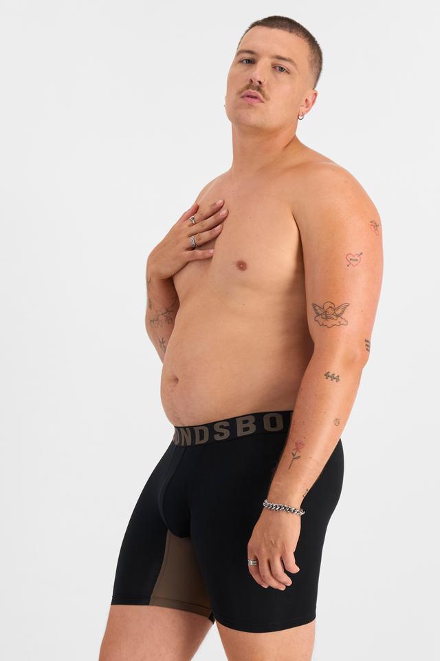Jake (He/Him) wears size XL and is 195cm tall with 115.57cm chest and 106.68cm waist