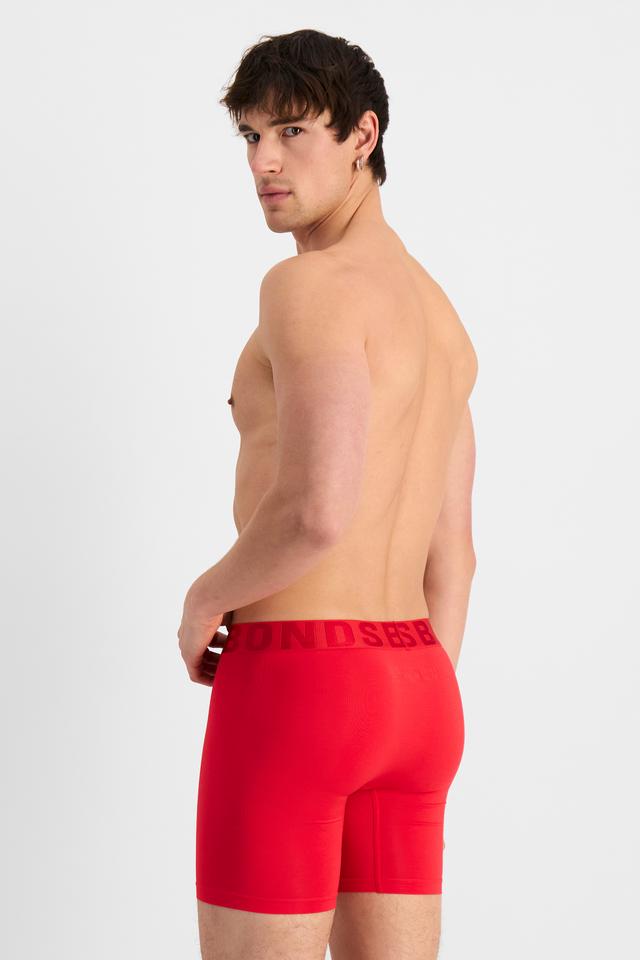 Alex (He/Him) wears size M and is 184cm tall with 98cm chest and 81cm waist
