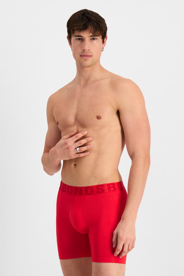 Alex (He/Him) wears size M and is 184cm tall with 98cm chest and 81cm waist