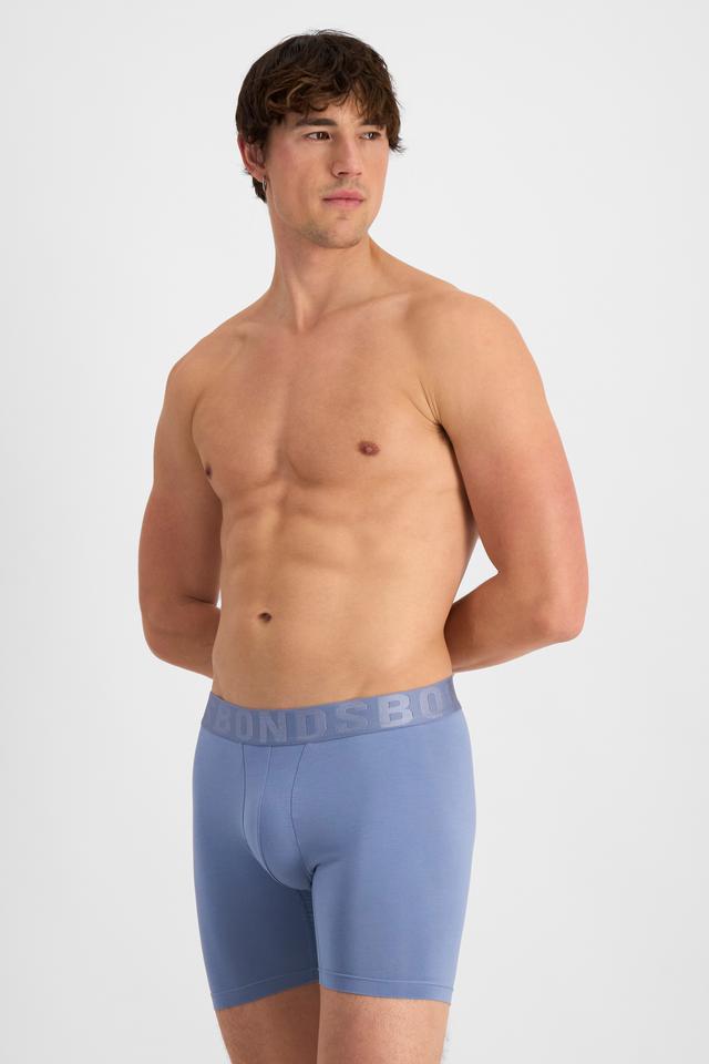 Alex (He/Him) wears size M and is 184cm tall with 98cm chest and 81cm waist