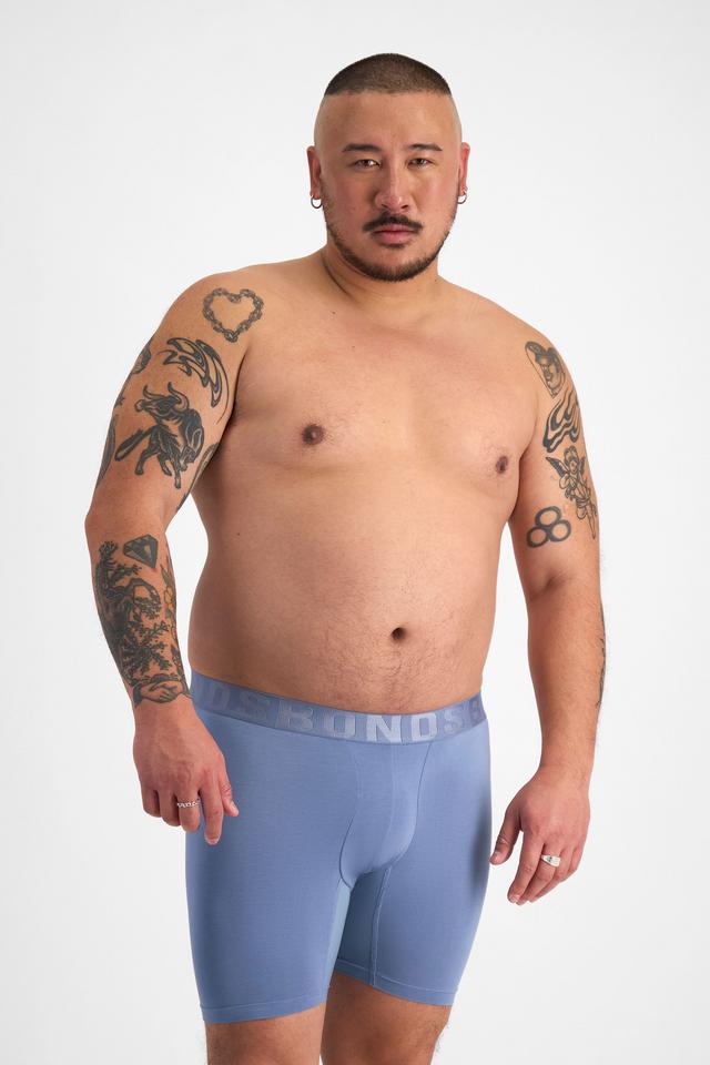 Mike (He/Him) wears size XL and is 180cm tall with 120cm chest and 96cm waist