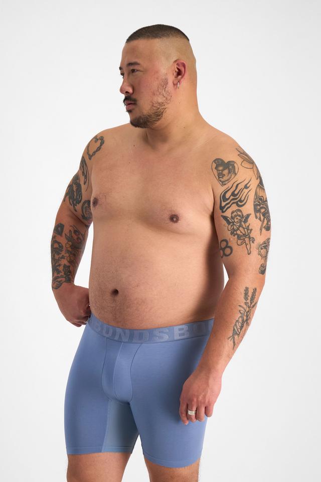 Mike (He/Him) wears size XL and is 180cm tall with 120cm chest and 96cm waist