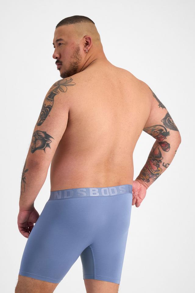 Mike (He/Him) wears size XL and is 180cm tall with 120cm chest and 96cm waist