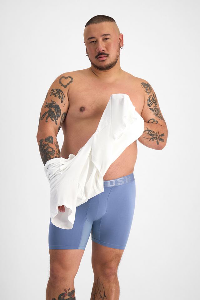 Mike (He/Him) wears size XL and is 180cm tall with 120cm chest and 96cm waist