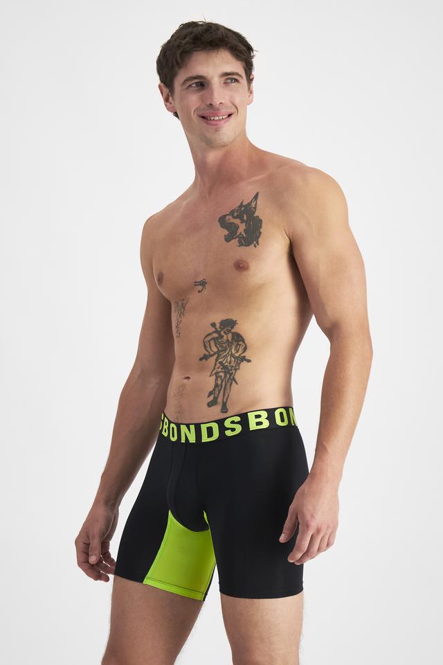 JOSH (He/Him) wears size M and is 185.48cm tall with 99cm chest and 81cm waist