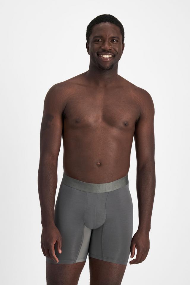 Emmanuel (He/Him) wears size M and is 183cm tall with 97cm chest and 81cm waist