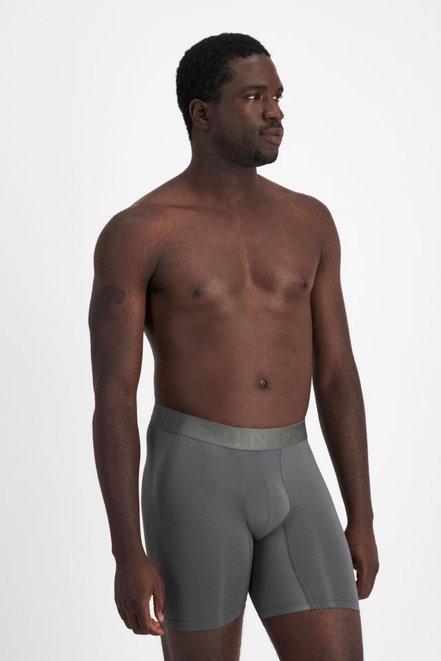 Emmanuel (He/Him) wears size M and is 183cm tall with 97cm chest and 81cm waist