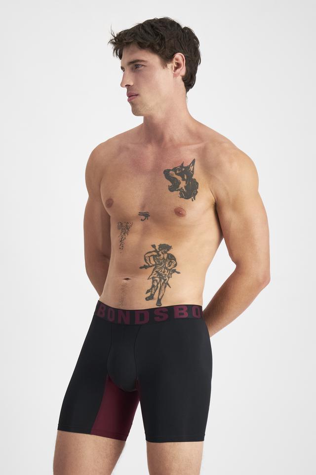 JOSH (He/Him) wears size M and is 185.48cm tall with 99cm chest and 81cm waist