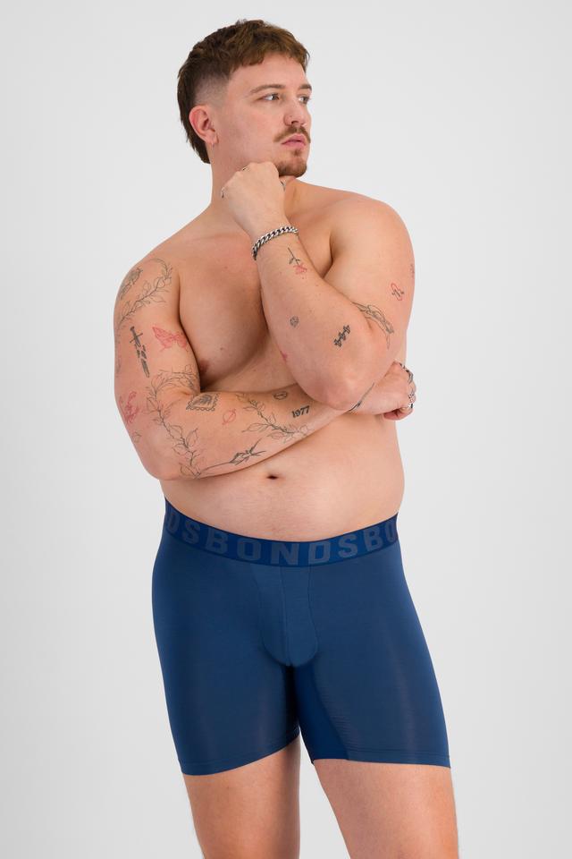 Jake (He/Him) wears size XL and is 195cm tall with 115cm chest and 106cm waist