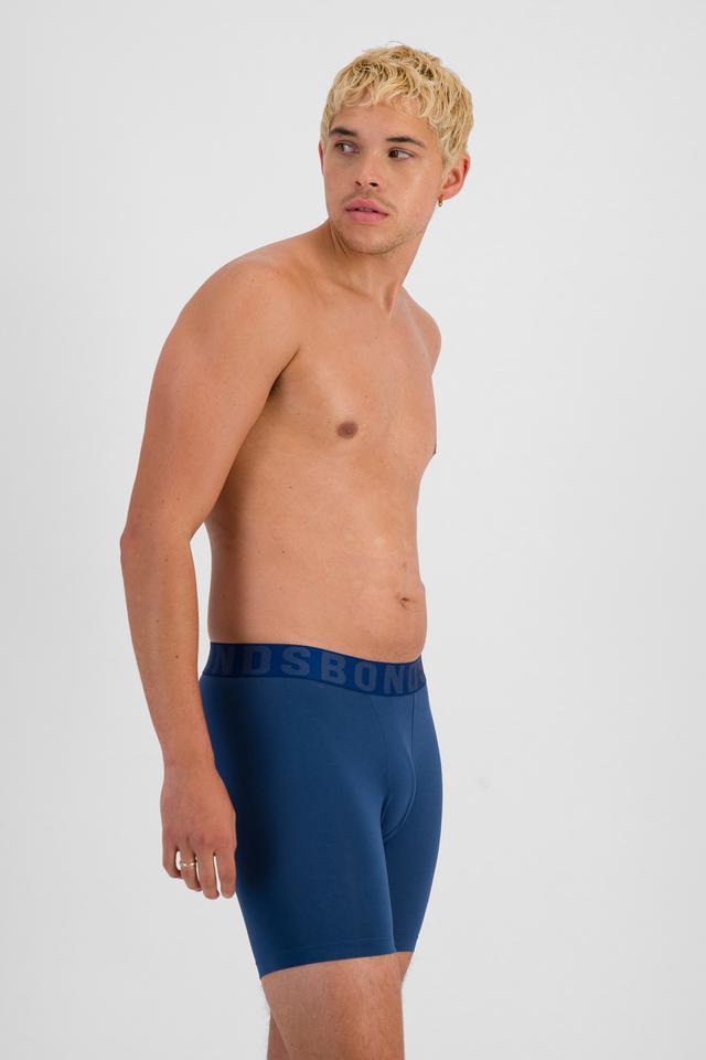 TOBIAS (He/Him) wears size M and is 187cm tall with 93cm chest and 78cm waist