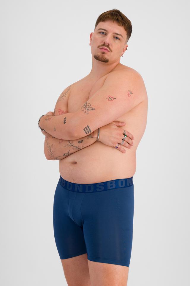 Jake (He/Him) wears size XL and is 195cm tall with 115cm chest and 106cm waist