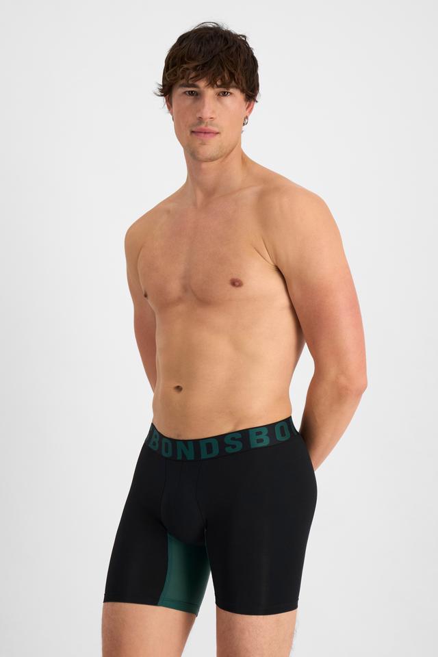 Alex (He/Him) wears size M and is 184cm tall with 98cm chest and 81cm waist