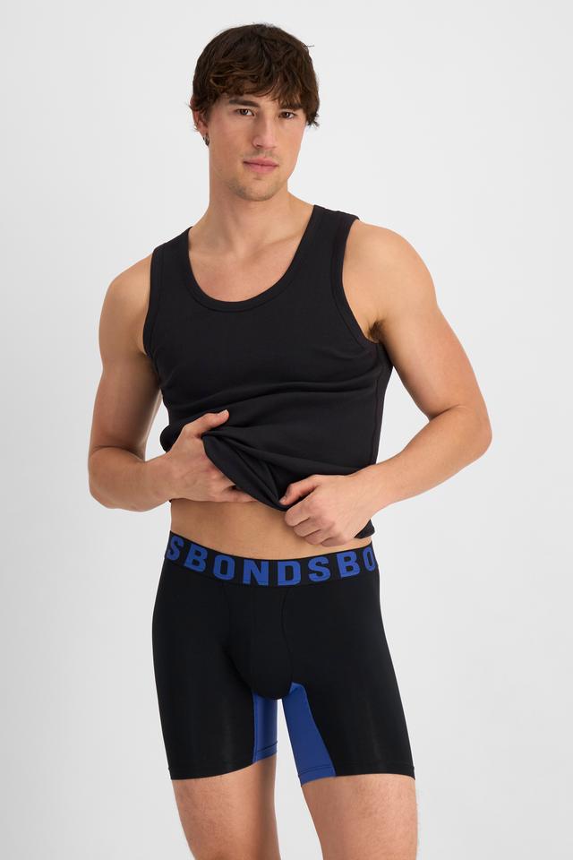 Alex (He/Him) wears size M and is 184cm tall with 98cm chest and 81cm waist