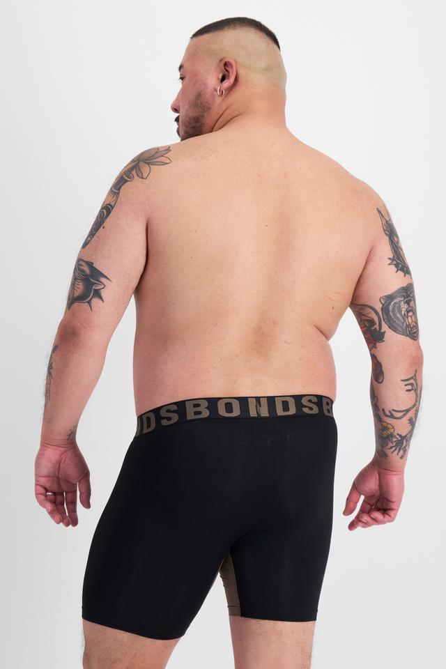 Mike (He/Him) wears size XL and is 180cm tall with 120cm chest and 96cm waist