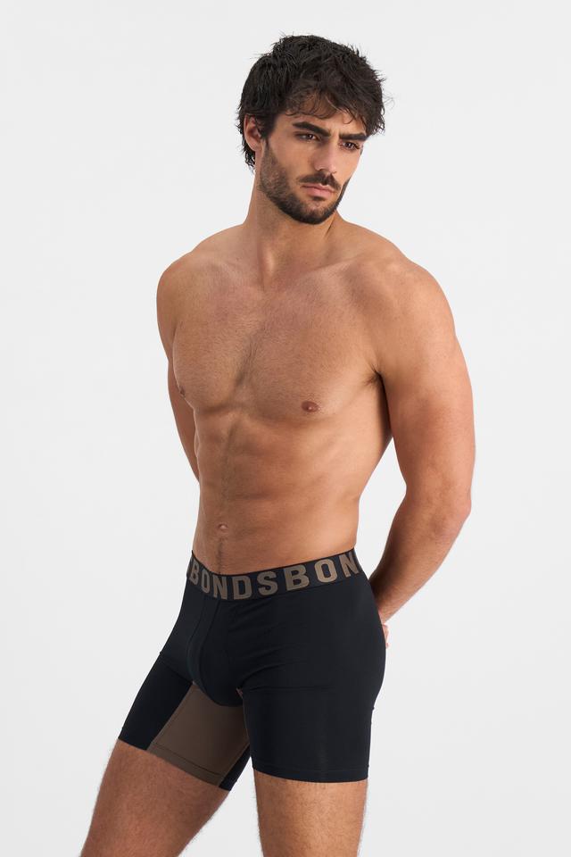 Sam (He/Him) wears size M and is 192cm tall with 100cm chest and 82cm waist