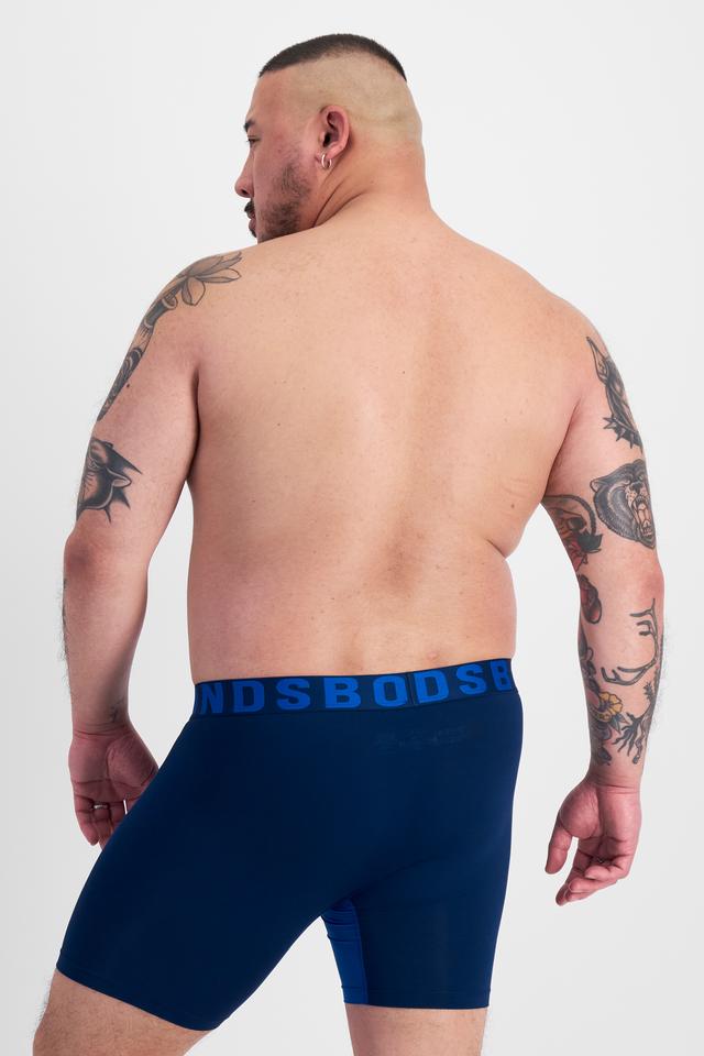 Mike (He/Him) wears size XL and is 180cm tall with 120cm chest and 96cm waist