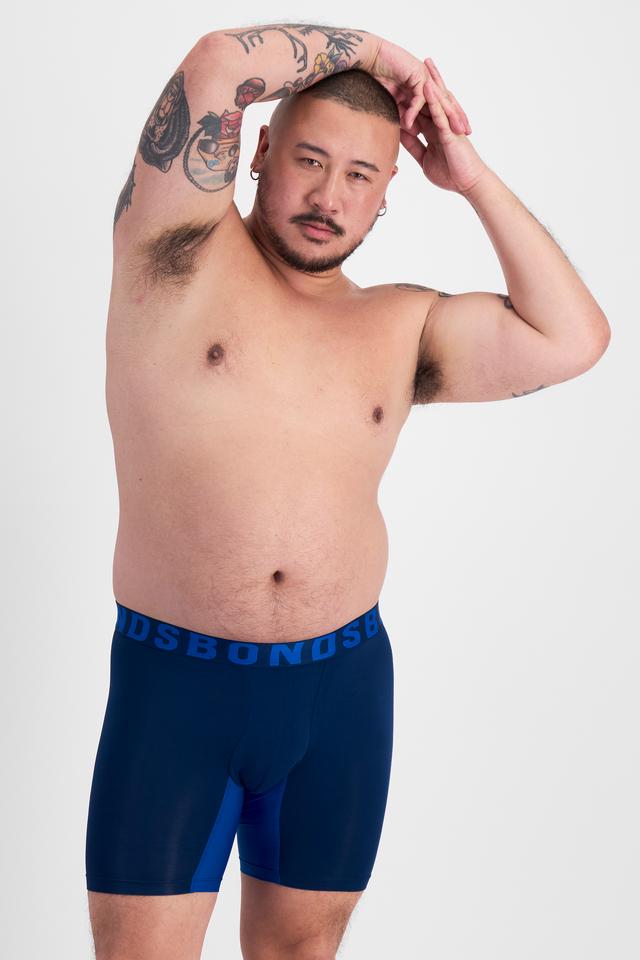 Mike (He/Him) wears size XL and is 180cm tall with 120cm chest and 96cm waist