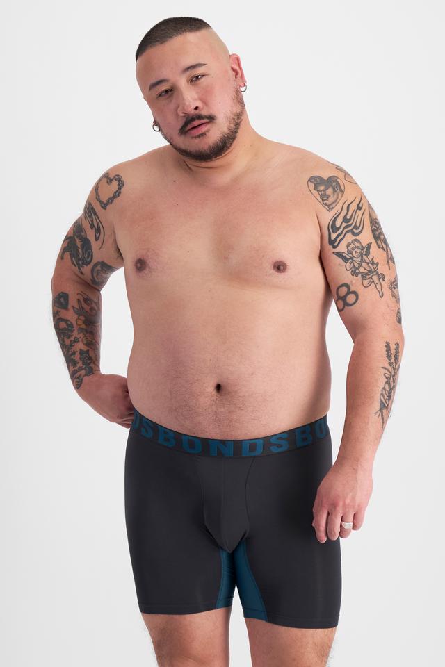 Mike (He/Him) wears size XL and is 180cm tall with 120cm chest and 96cm waist