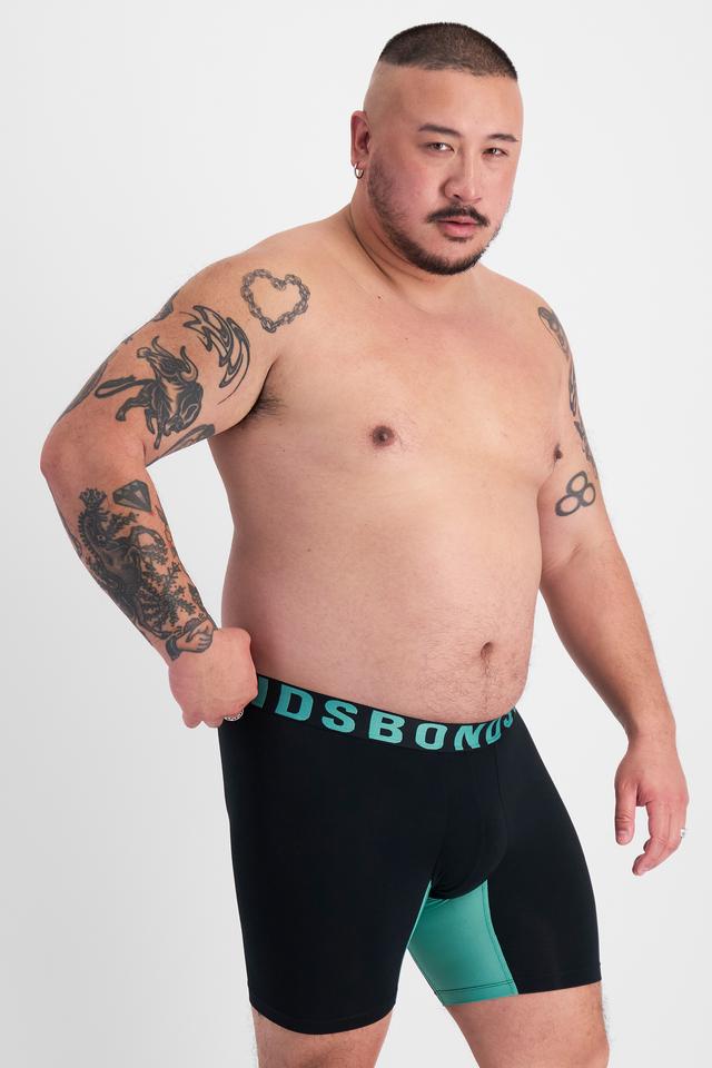 Mike (He/Him) wears size XL and is 180cm tall with 120cm chest and 96cm waist