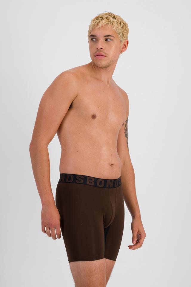 TOBIAS (He/Him) wears size M and is 187cm tall with 93cm chest and 78cm waist