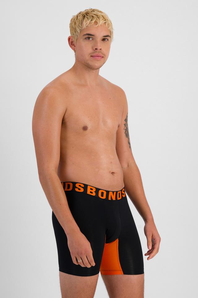 TOBIAS (He/Him) wears size M and is 187cm tall with 93cm chest and 78cm waist
