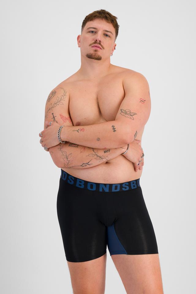 Jake (He/Him) wears size XL and is 195cm tall with 115cm chest and 106cm waist