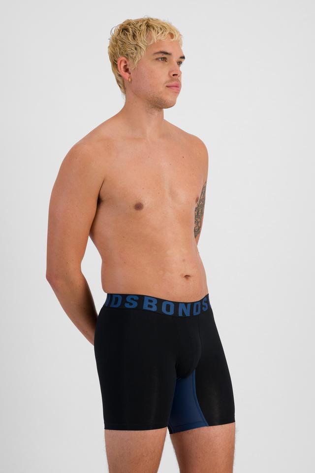 TOBIAS (He/Him) wears size M and is 187cm tall with 93cm chest and 78cm waist