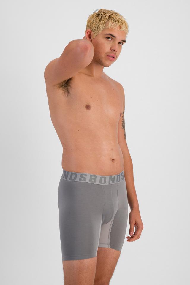 TOBIAS (He/Him) wears size M and is 187cm tall with 93cm chest and 78cm waist