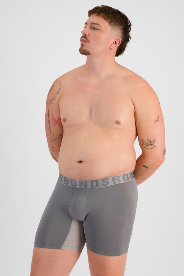 Jake (He/Him) wears size XL and is 195cm tall with 115cm chest and 106cm waist