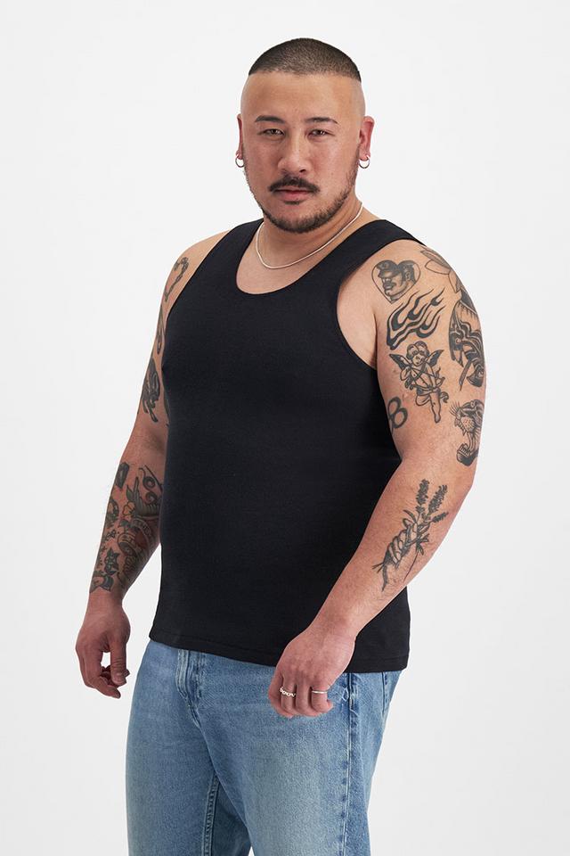 Mike (He/Him) wears size XL and is 180cm tall with 120cm chest and 96cm waist