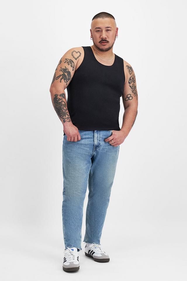 Mike (He/Him) wears size XL and is 180cm tall with 120cm chest and 96cm waist