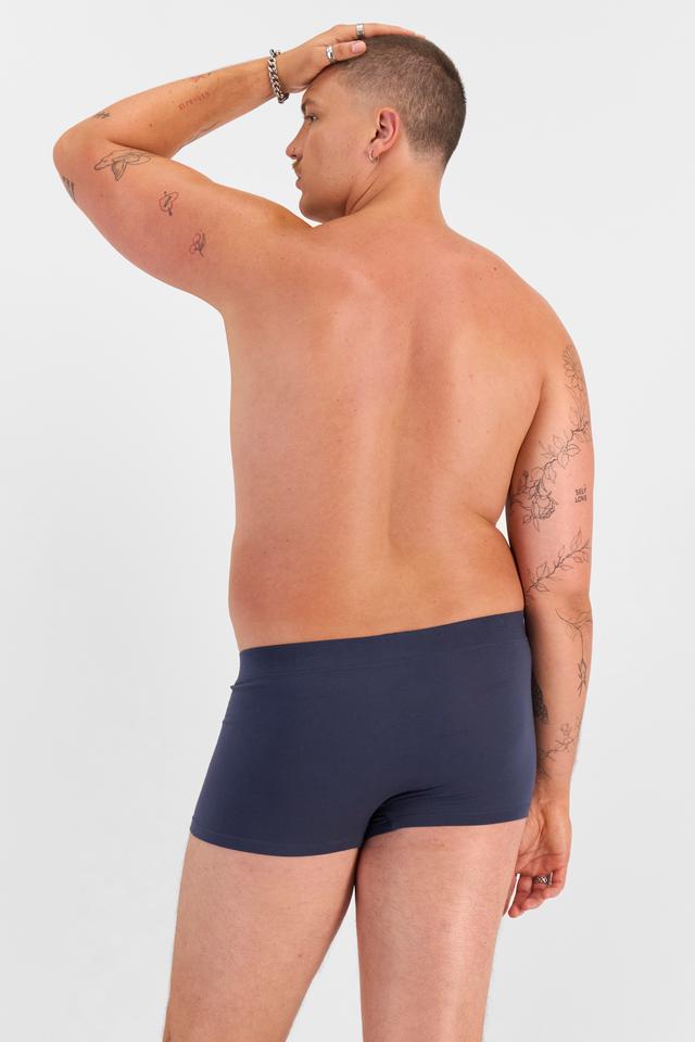 Jake (He/Him) wears size XL and is 195cm tall with 115.57cm chest and 106.68cm waist