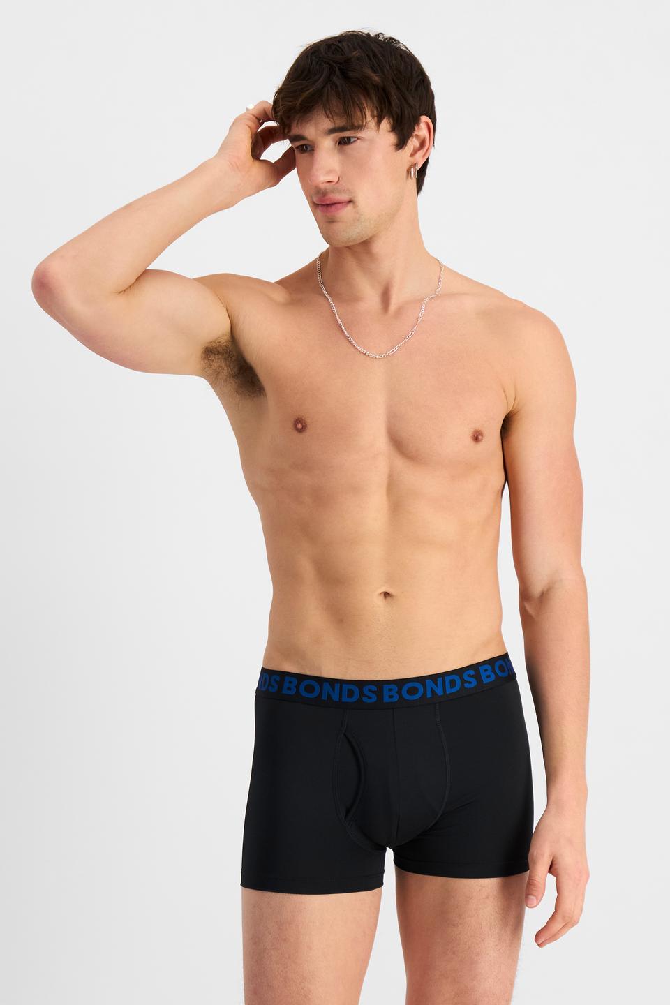 Alex (He/Him) wears size M and is 184cm tall with 98cm chest and 81cm waist