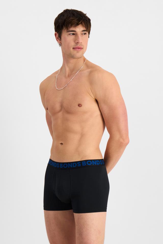 Alex (He/Him) wears size M and is 184cm tall with 98cm chest and 81cm waist
