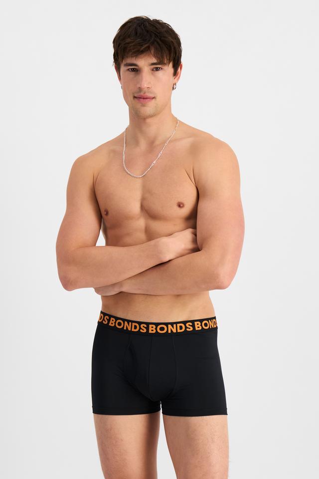 Alex (He/Him) wears size M and is 184cm tall with 98cm chest and 81cm waist