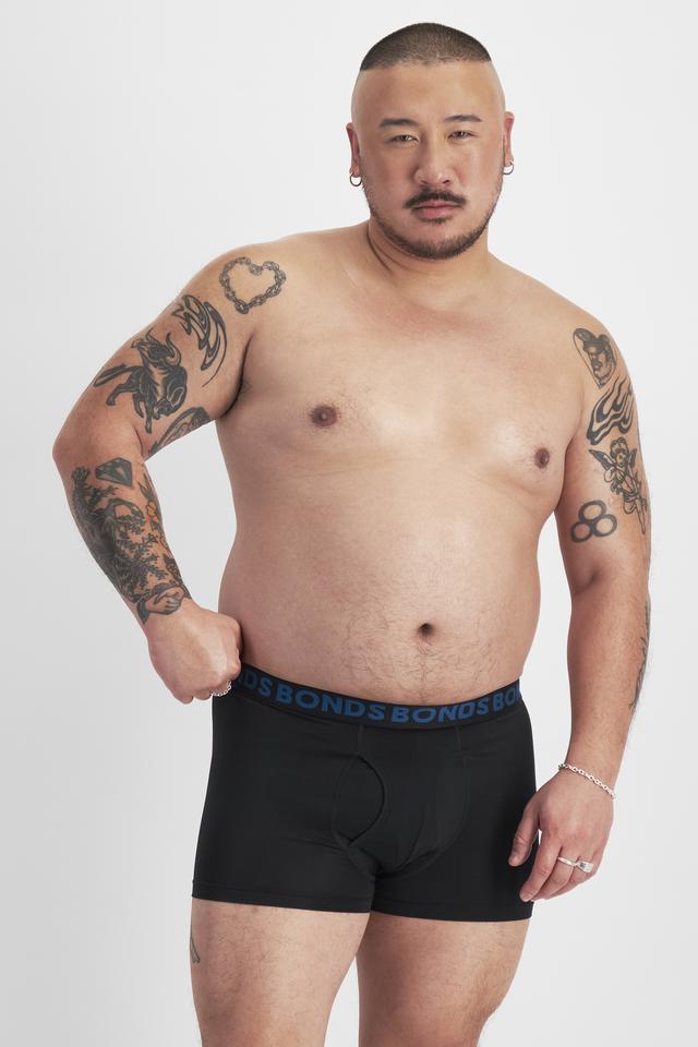 Mike (He/Him) wears size XL and is 180cm tall with 120cm chest and 96cm waist