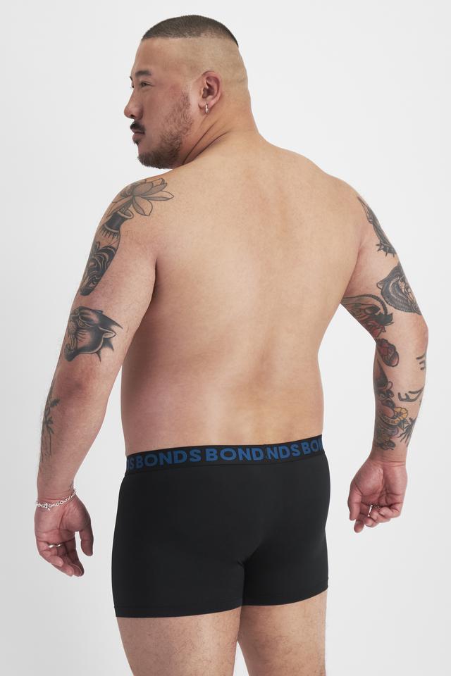 Mike (He/Him) wears size XL and is 180cm tall with 120cm chest and 96cm waist