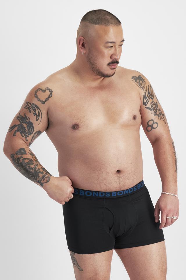 Mike (He/Him) wears size XL and is 180cm tall with 120cm chest and 96cm waist