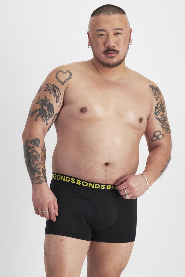 Mike (He/Him) wears size XL and is 180cm tall with 120cm chest and 96cm waist