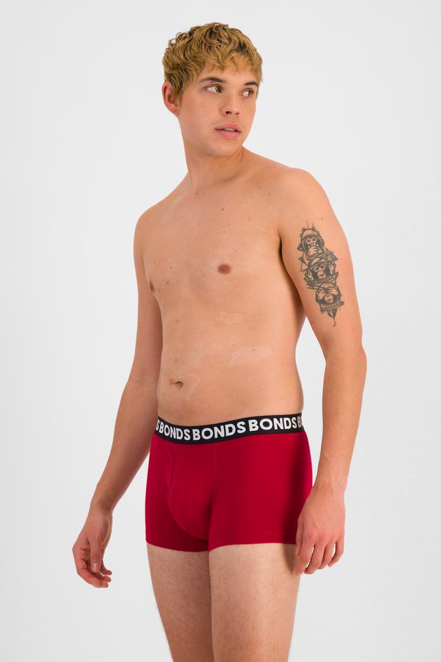 TOBIAS (He/Him) wears size M and is 187cm tall with 93cm chest and 78cm waist
