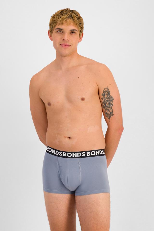 TOBIAS (He/Him) wears size M and is 187cm tall with 93cm chest and 78cm waist