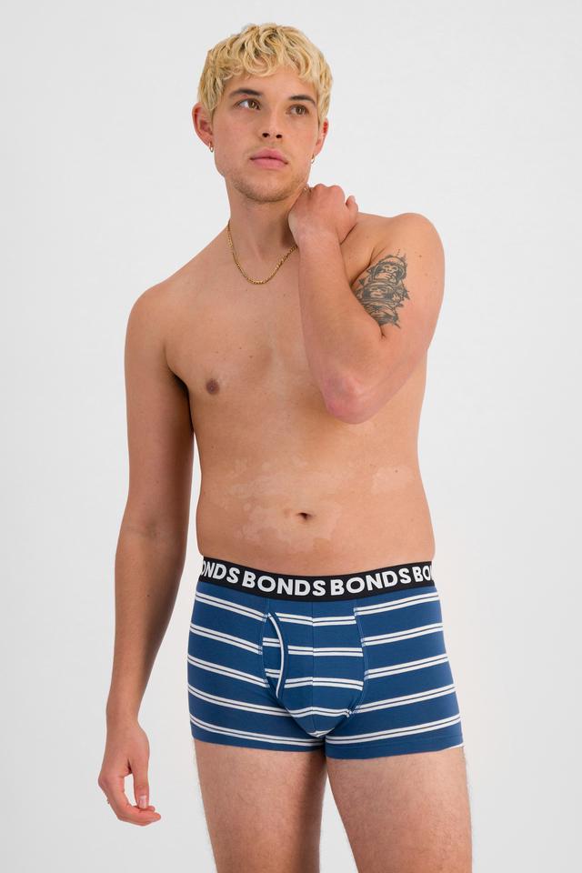 TOBIAS (He/Him) wears size M and is 187cm tall with 93cm chest and 78cm waist