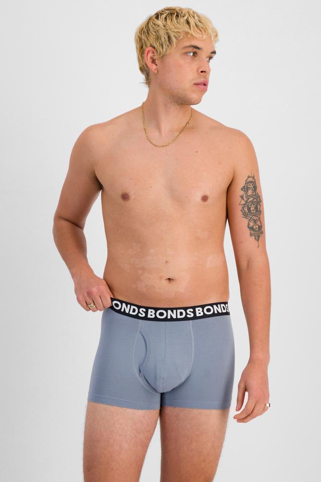 TOBIAS (He/Him) wears size M and is 187cm tall with 93cm chest and 78cm waist