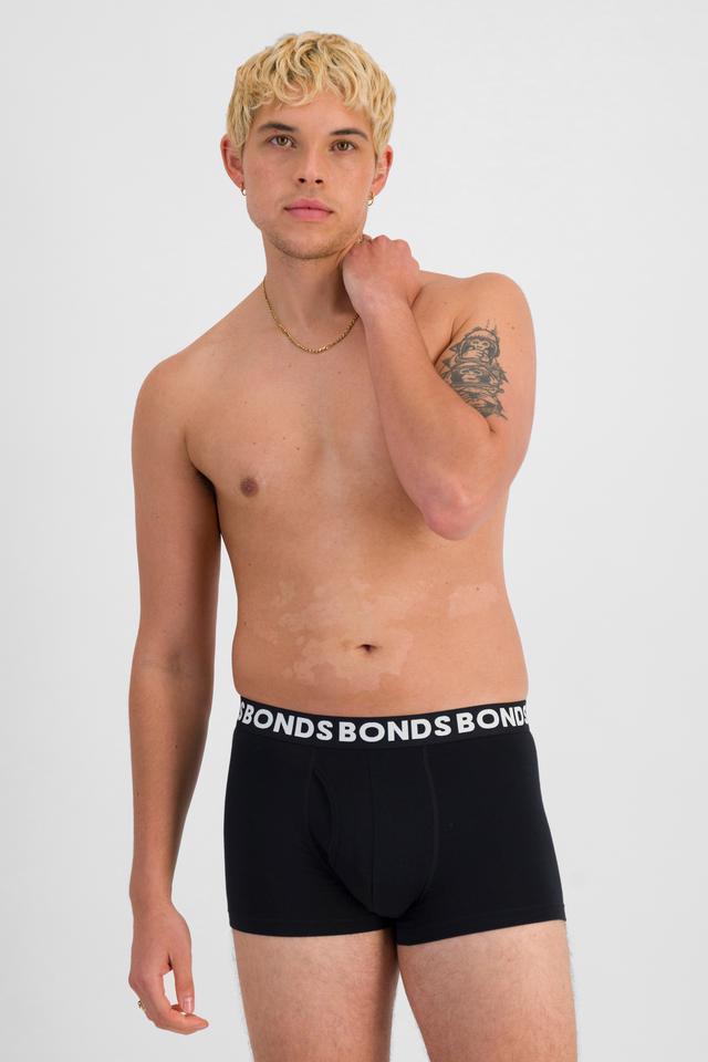 TOBIAS (He/Him) wears size M and is 187cm tall with 93cm chest and 78cm waist