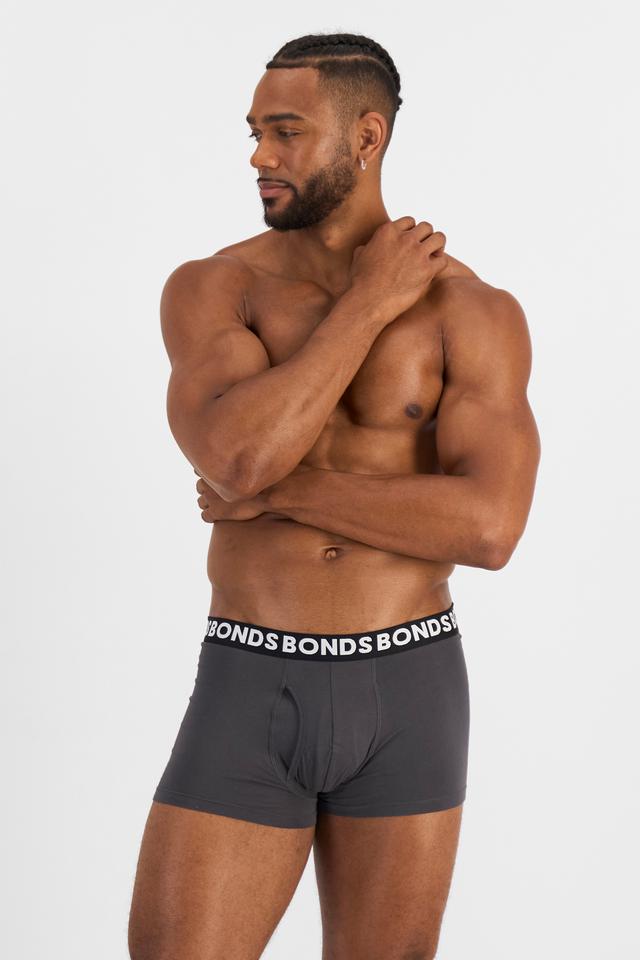 Nicolas (He/Him) wears size XL and is 192cm tall with 106cm chest and 86cm waist