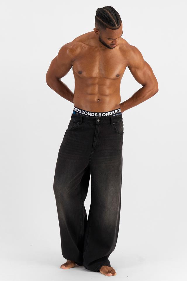 Nicolas (He/Him) wears size XL and is 192cm tall with 106cm chest and 86cm waist