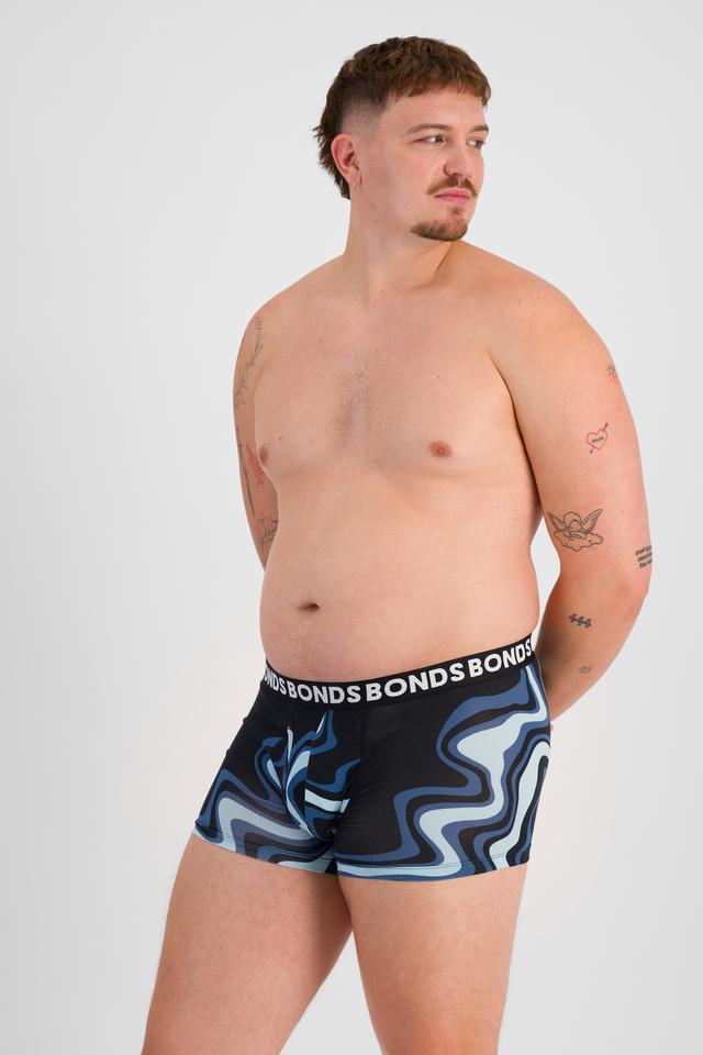 Jake (He/Him) wears size XL and is 195cm tall with 115cm chest and 106cm waist